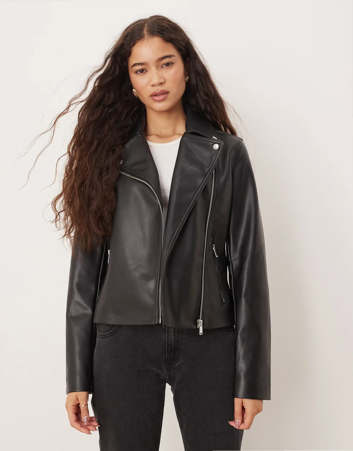  – Bikerjacke aus schwarzem Kunstleder