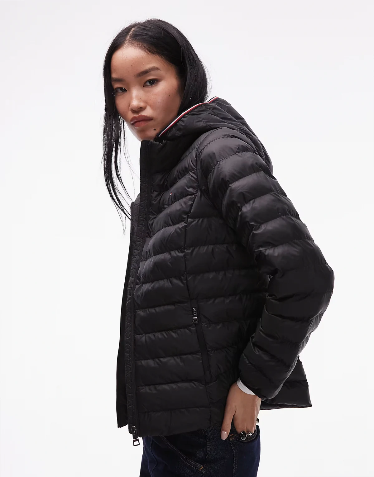 – Global – Czarna ocieplana kurtka z ozdobnymi paskami