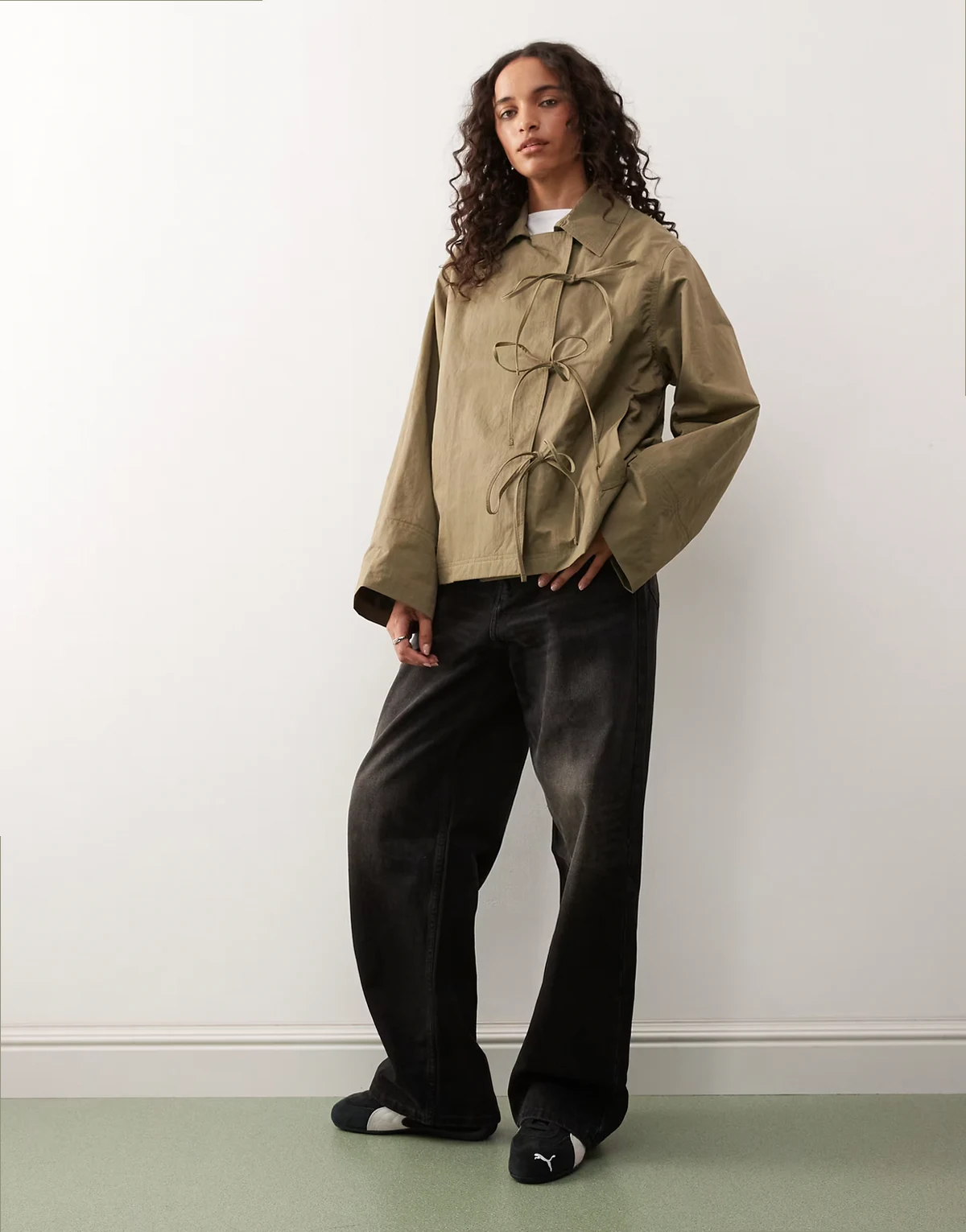 – Kurze Trenchjacke in Khaki mit Schleifenbindung