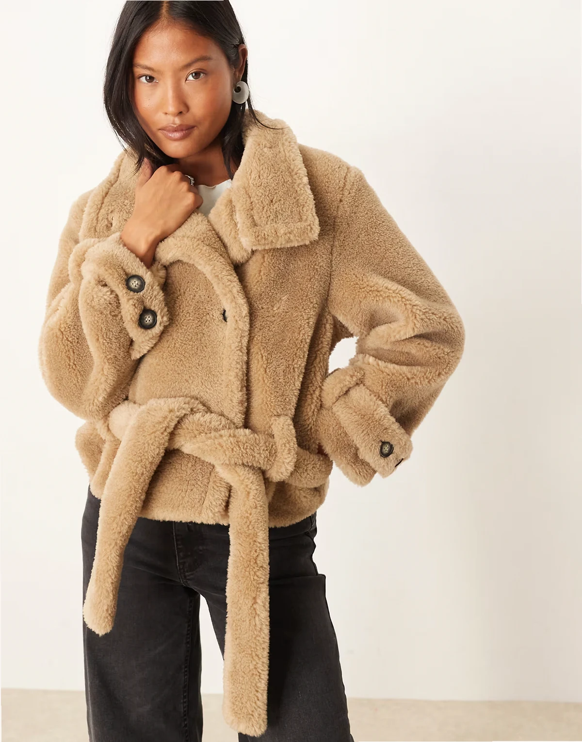 ASOS DESIGN Petite – Teddyfell-Trenchcoat in Hellbeige mit kurzem Schnitt