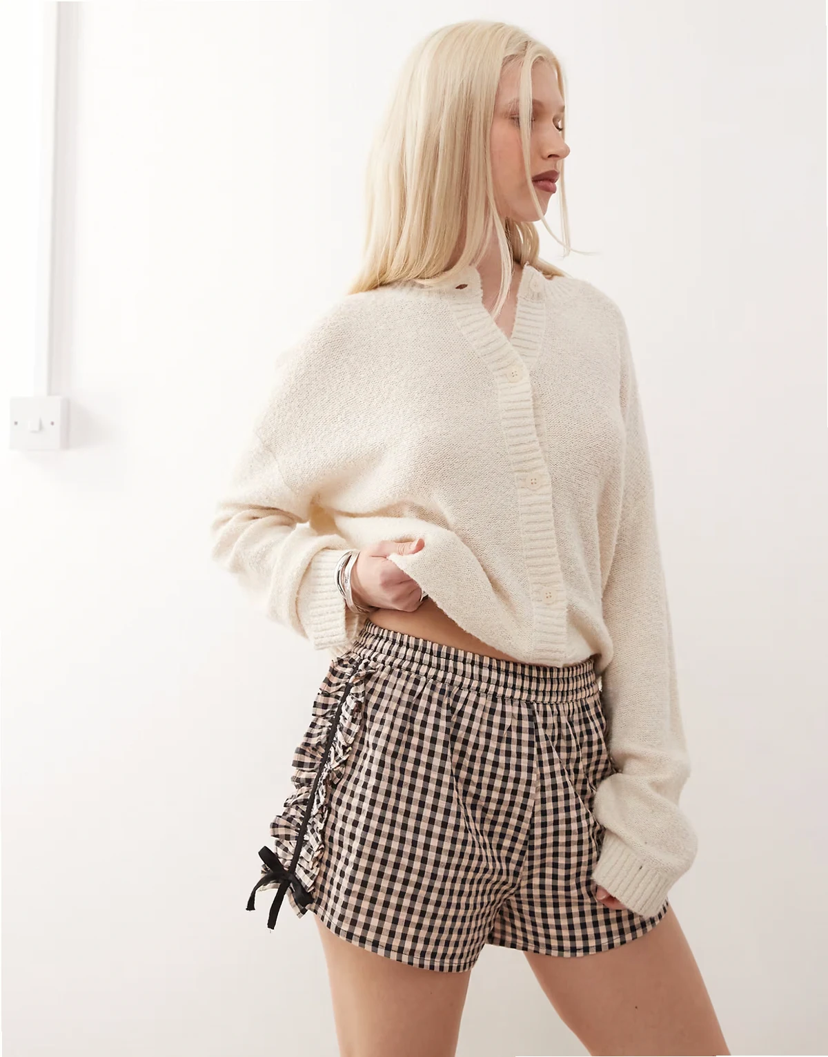 – Shorts mit seitlichen Rüschen und Vichy-Karo