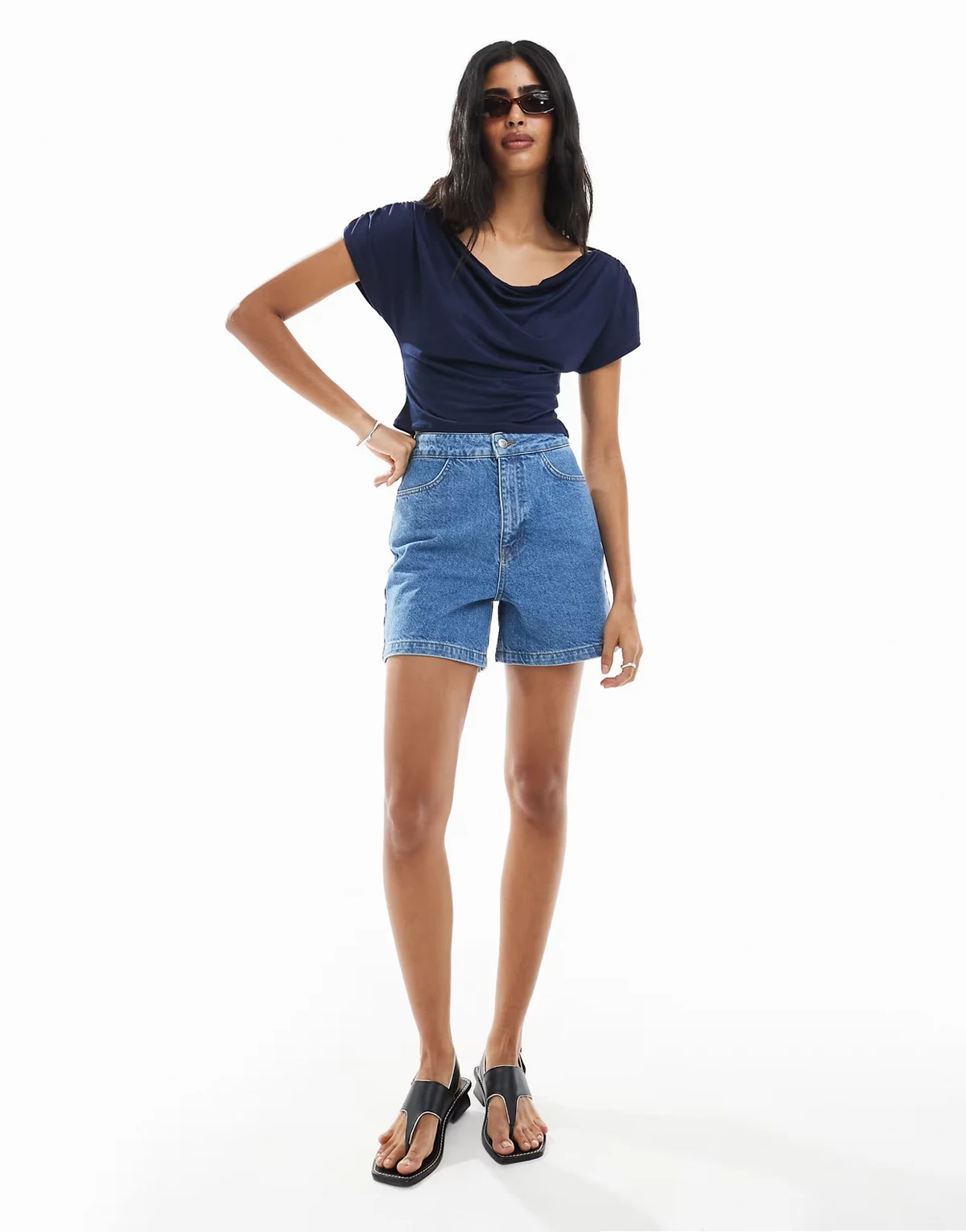 – Jeansshorts in mittlerer Waschung mit geraffter Rückseite