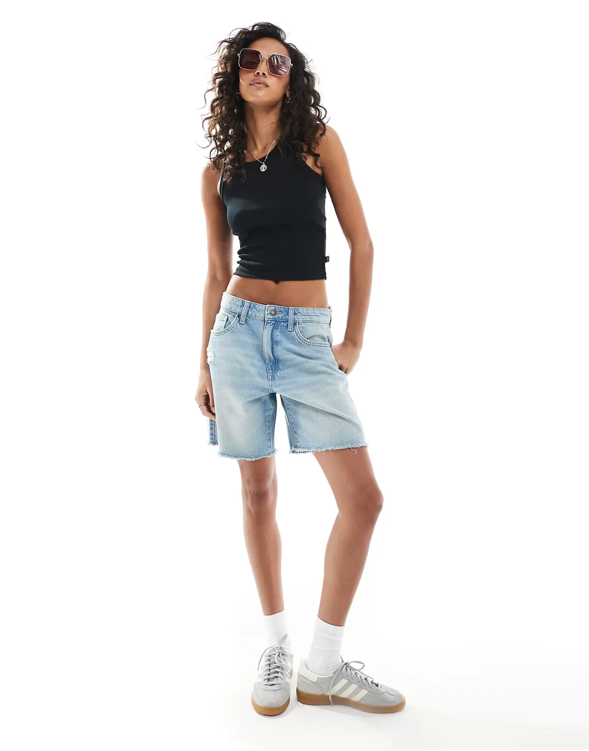 – Jasnoniebieskie luźne szorty jeansowe