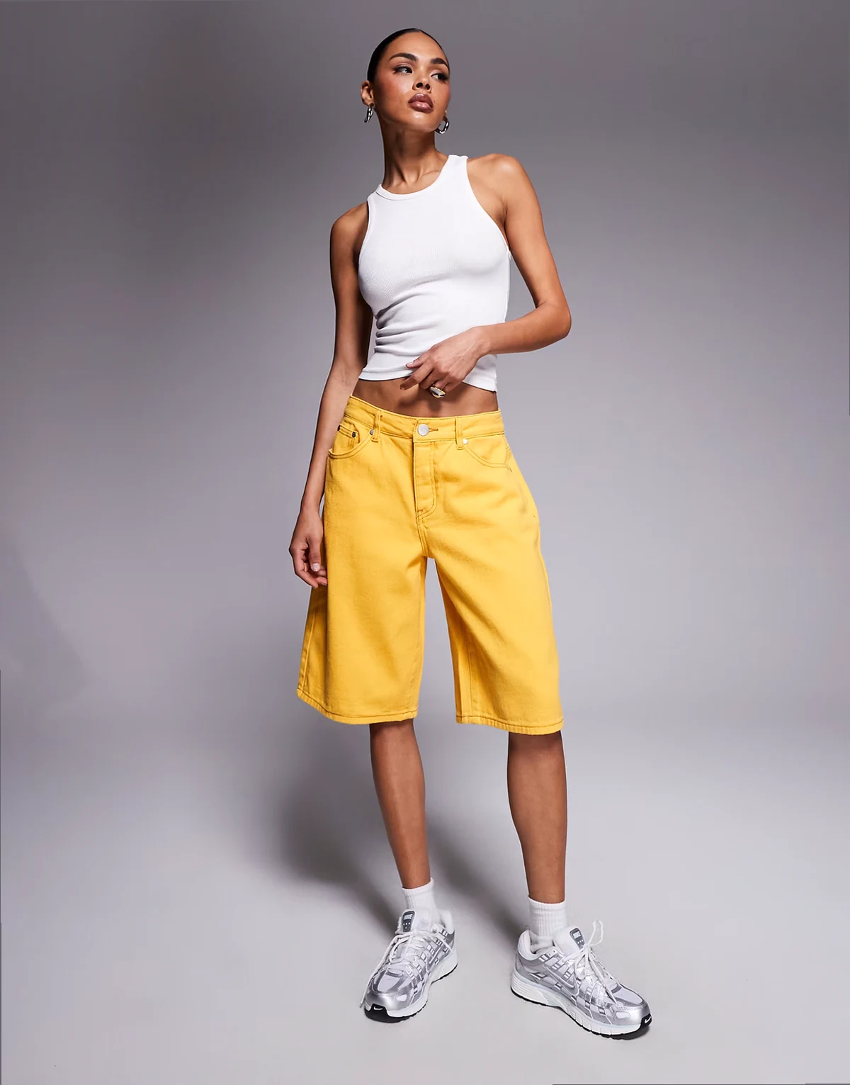 – Żółte jeansowe jortsy