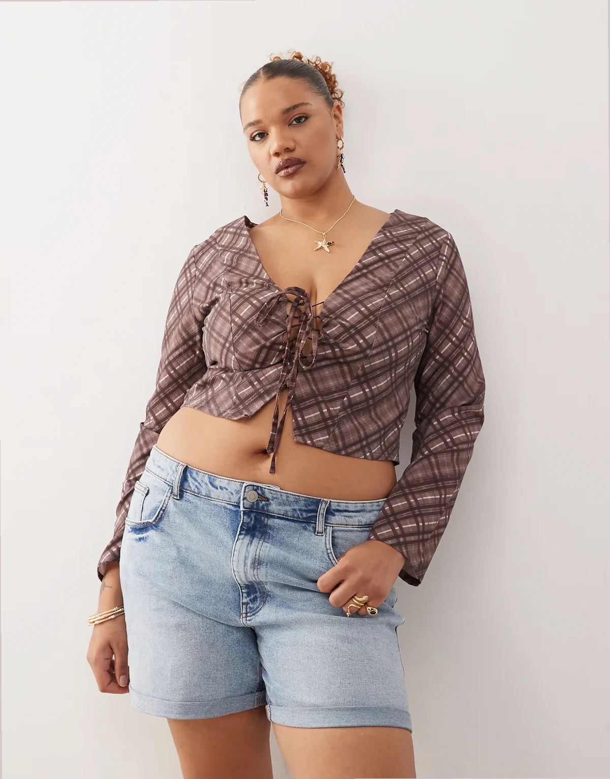 – Jeansshorts in hellblauer Waschung mit hohem Bund