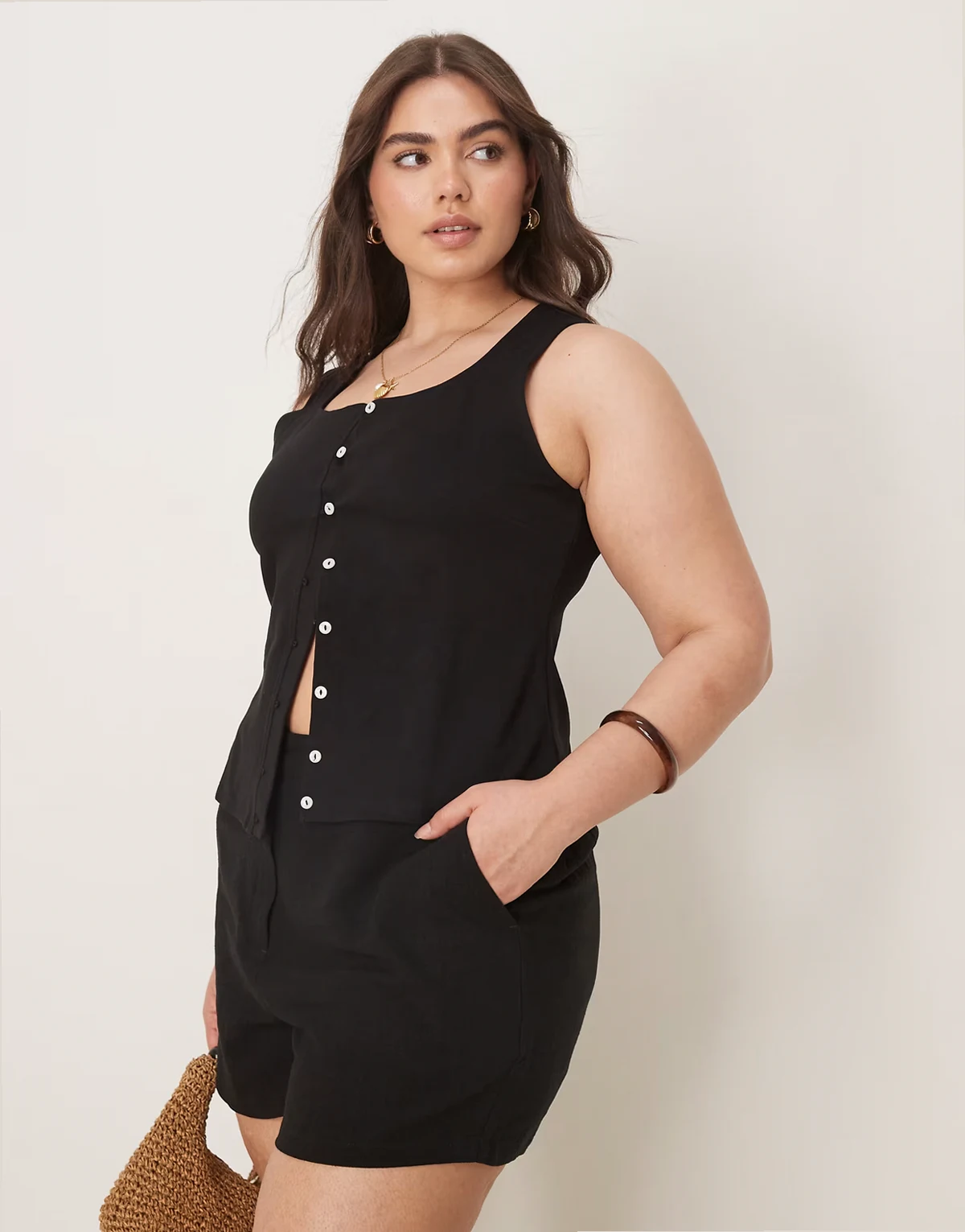 ASOS DESIGN Curve – Czarne szorty dad o luźnym kroju z dodatkiem lnu