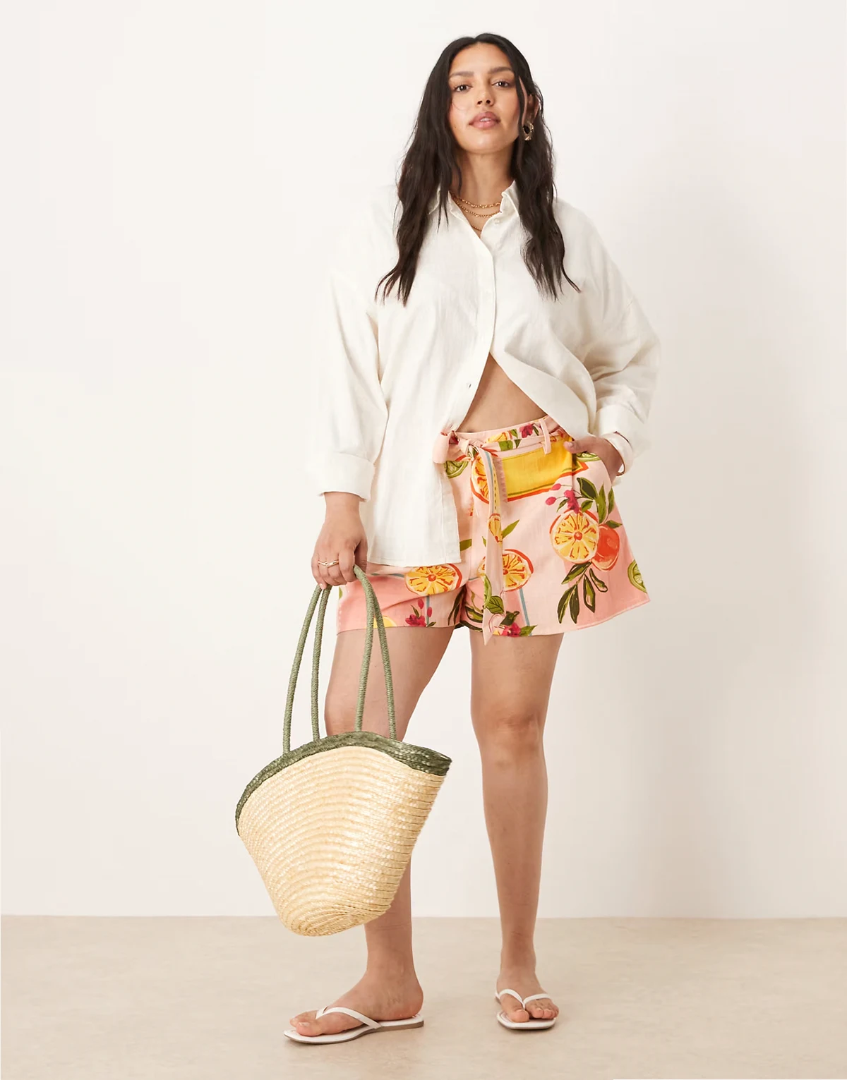 ASOS DESIGN Curve – Wiązane w talii szorty we wzór w owoce