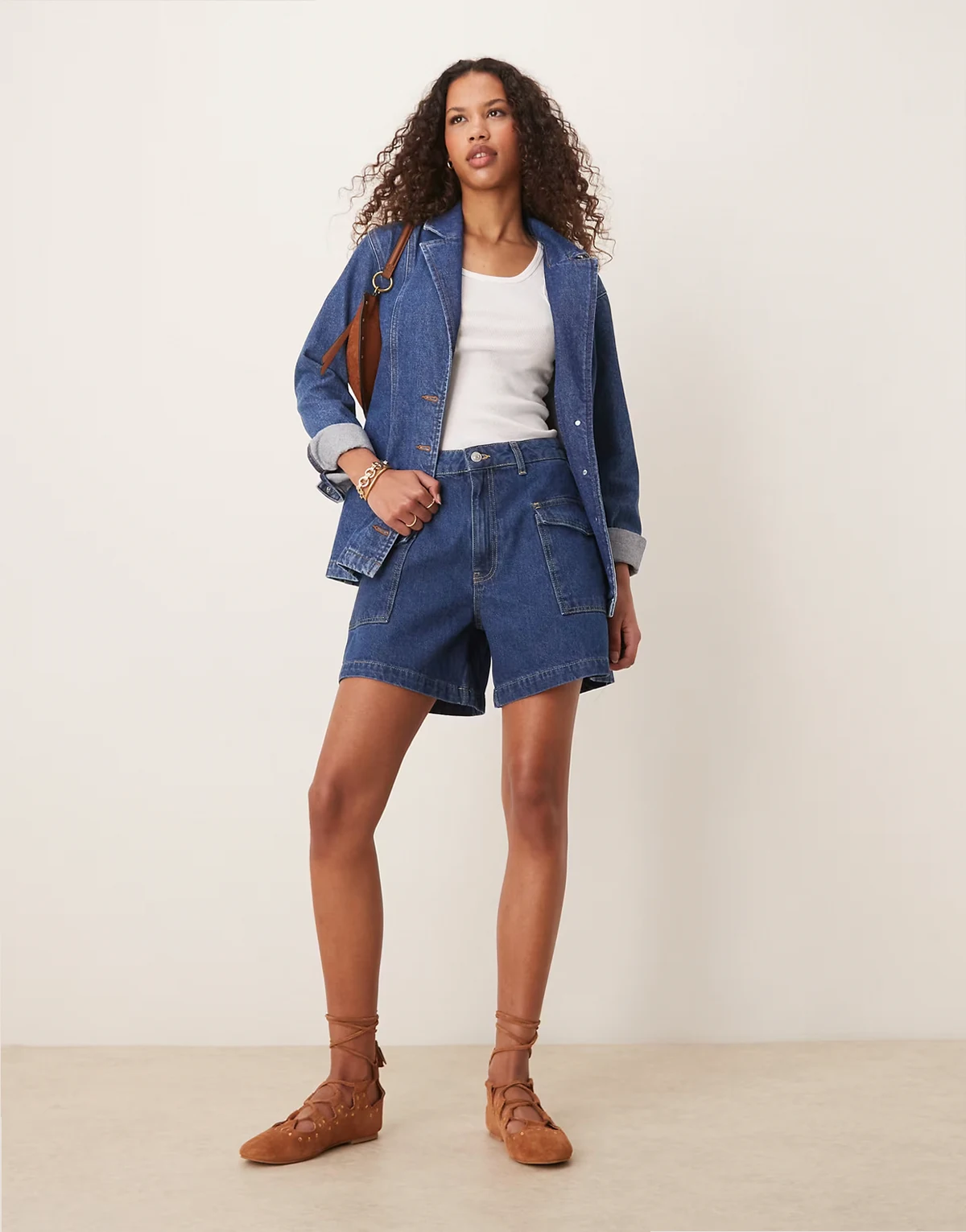 – Niebieskie jeansowe szorty dad fit z kieszeniami