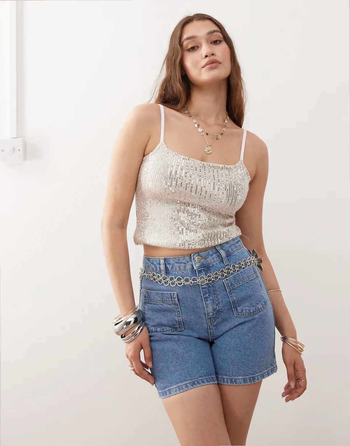 – Jeansshorts in mittlerer Waschung mit aufgesetzten Taschen