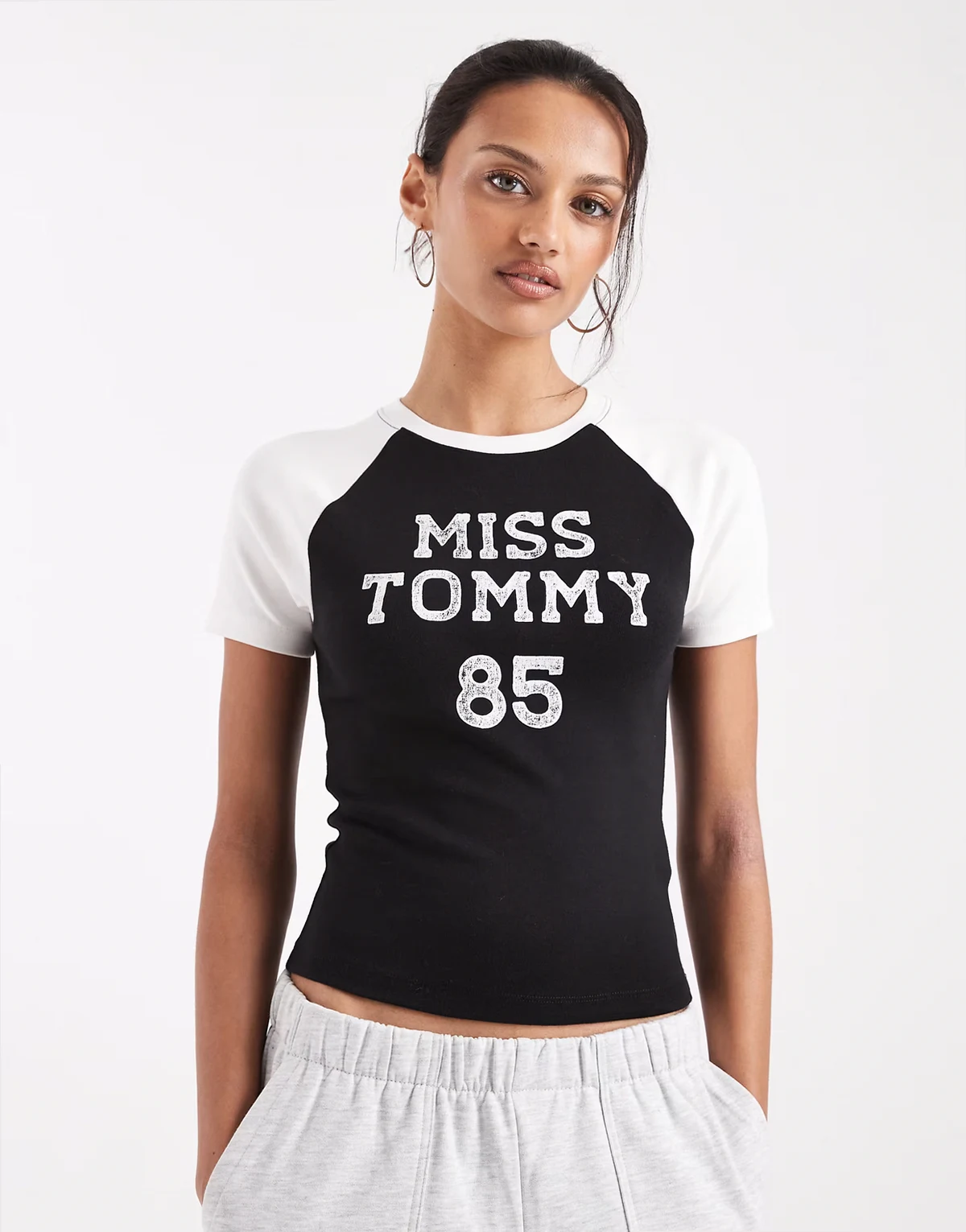 – Knapp geschnittenes, sportliches T-Shirt in Schwarz mit „Miss Tommy“-Print