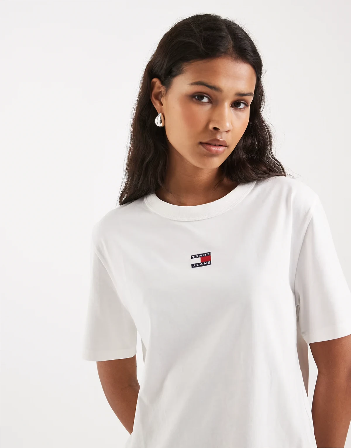 – Kastiges T-Shirt in Weiß mit Aufnäher