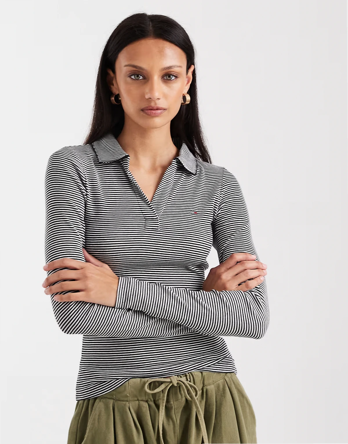– Slim-Fit-Oberteil mit schwarz-weißen Streifen und Polokragen