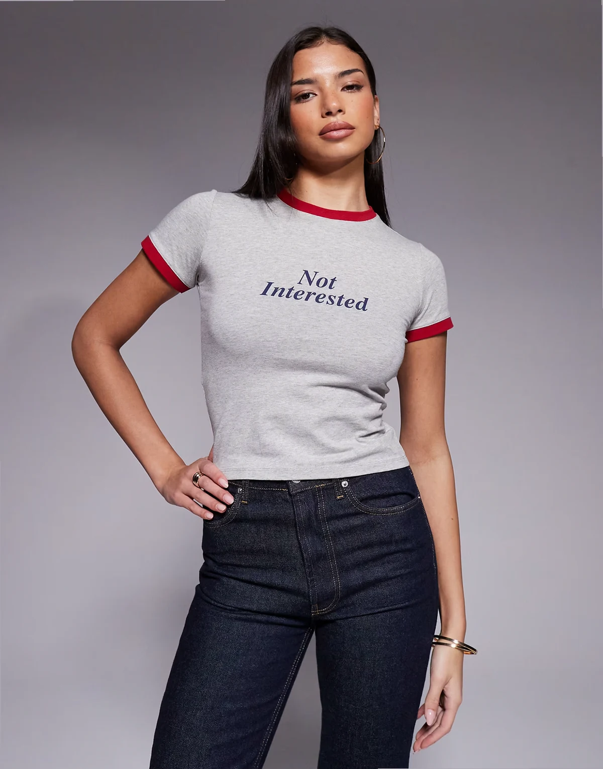 Exclusive – Szary krótki i obcisły T-shirt z napisem „Not Interest”