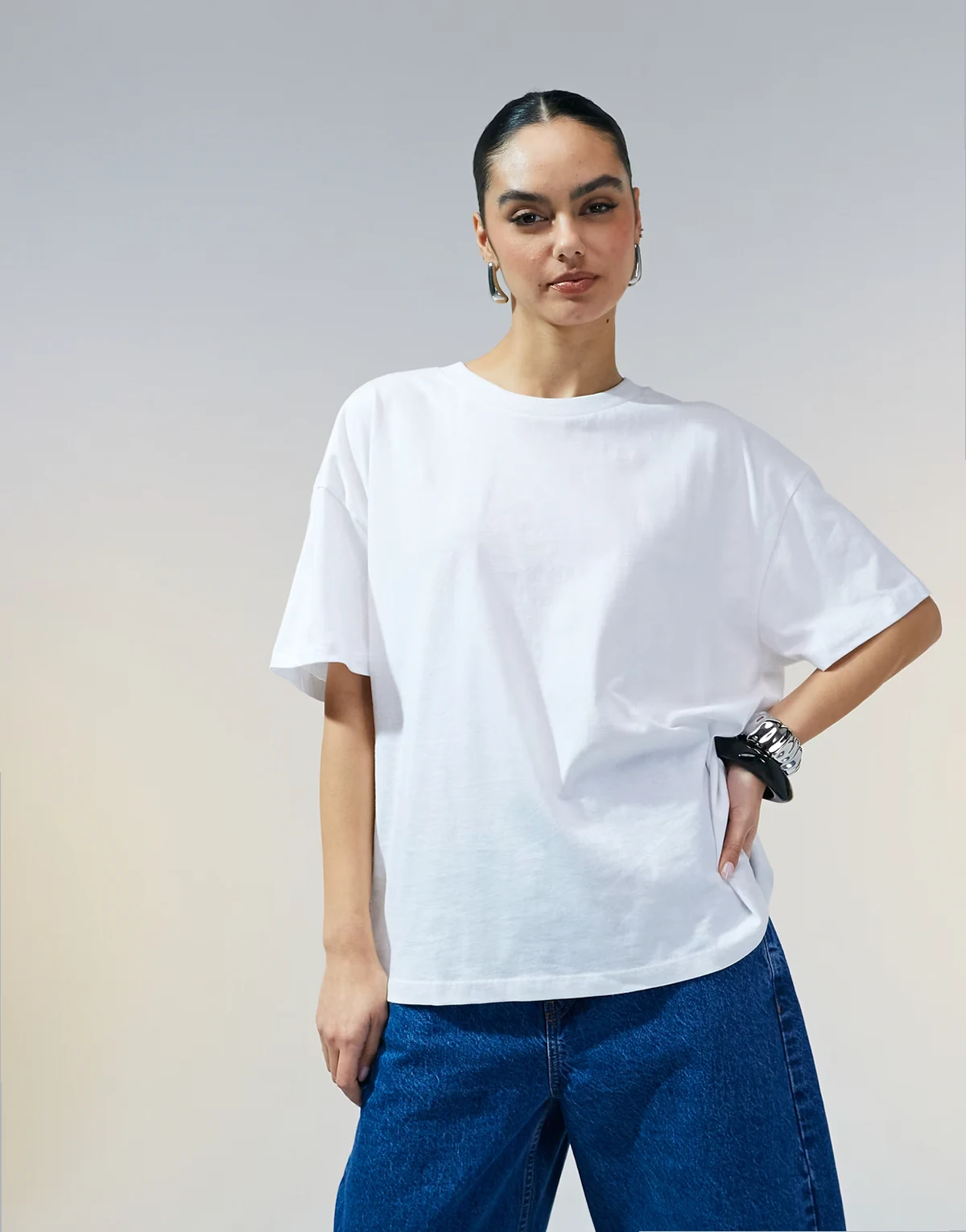 – Biały T-shirt typu oversize