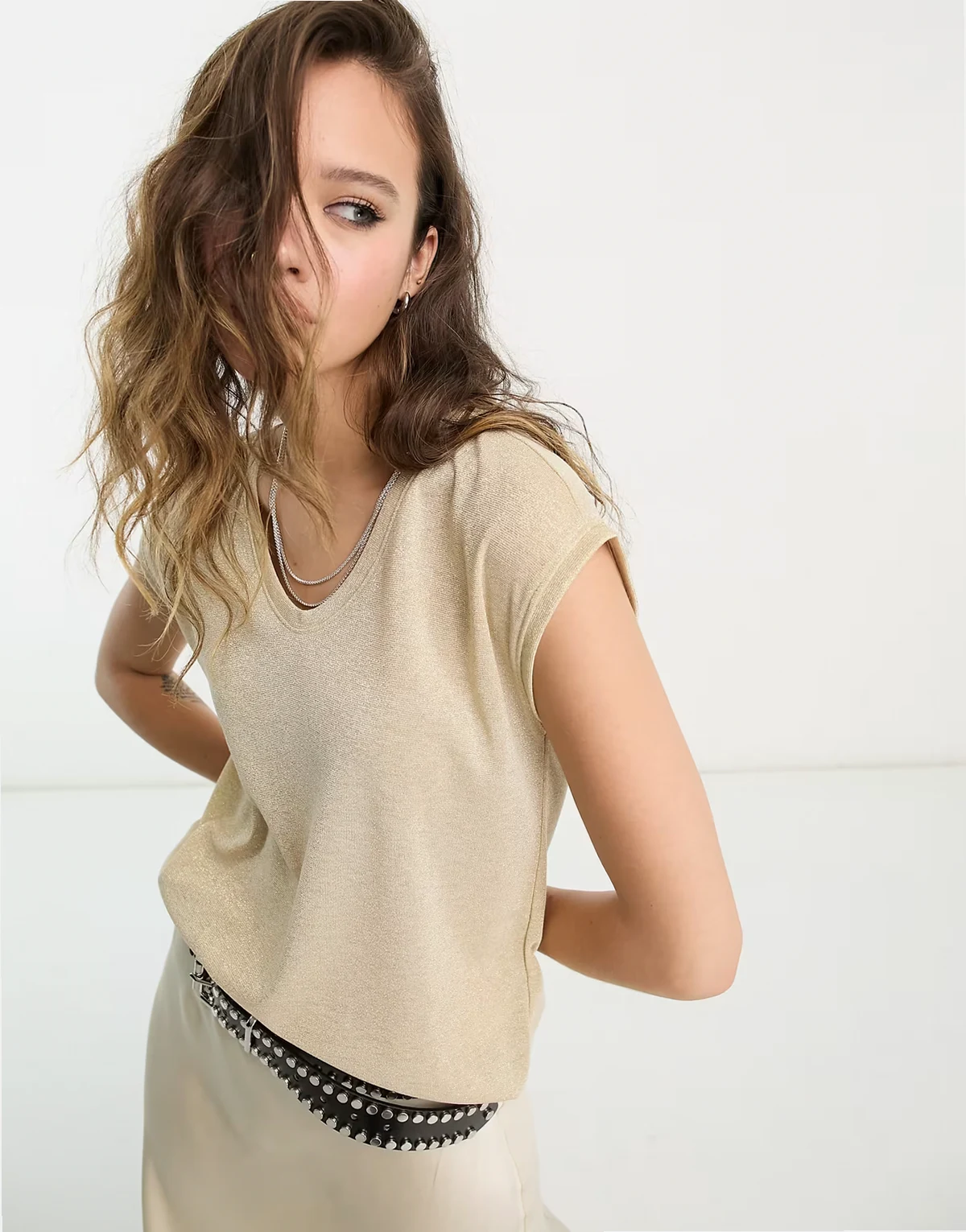 – T-Shirt in Goldmetallic mit V-Ausschnitt