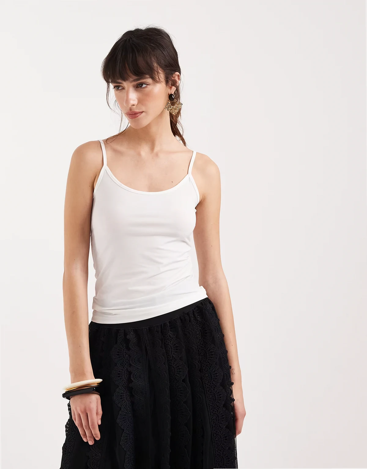 – Biały podkoszulek na ramiączkach