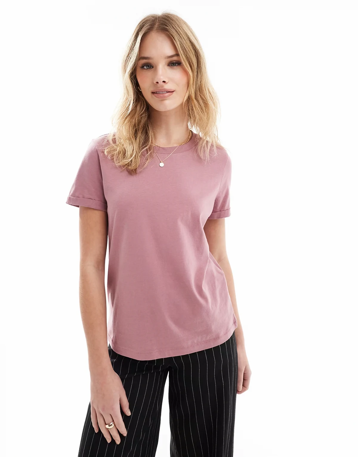 – T-Shirt in leuchtendem Rosé mit umgeschlagenen Ärmeln
