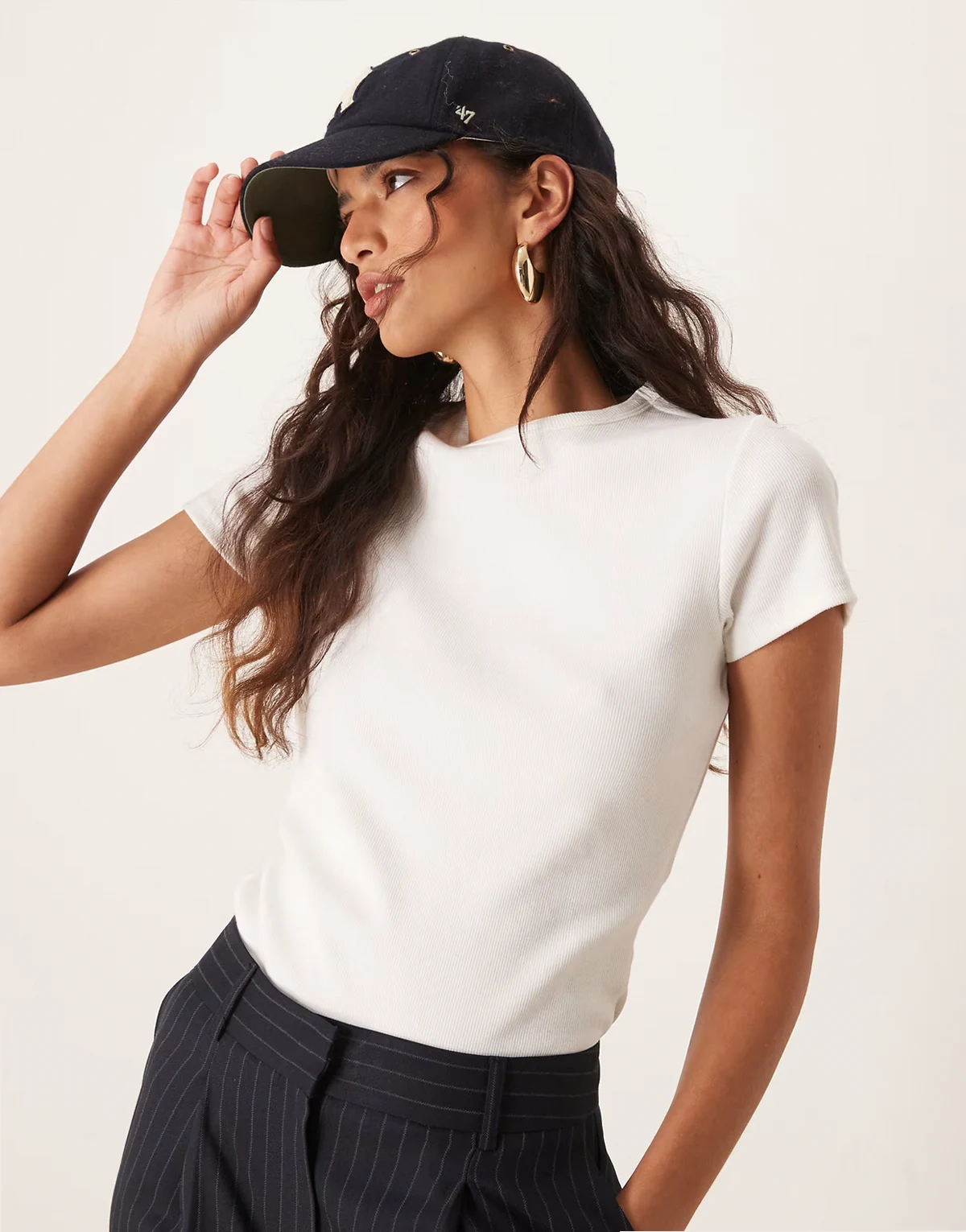 – Biały prążkowany T-shirt