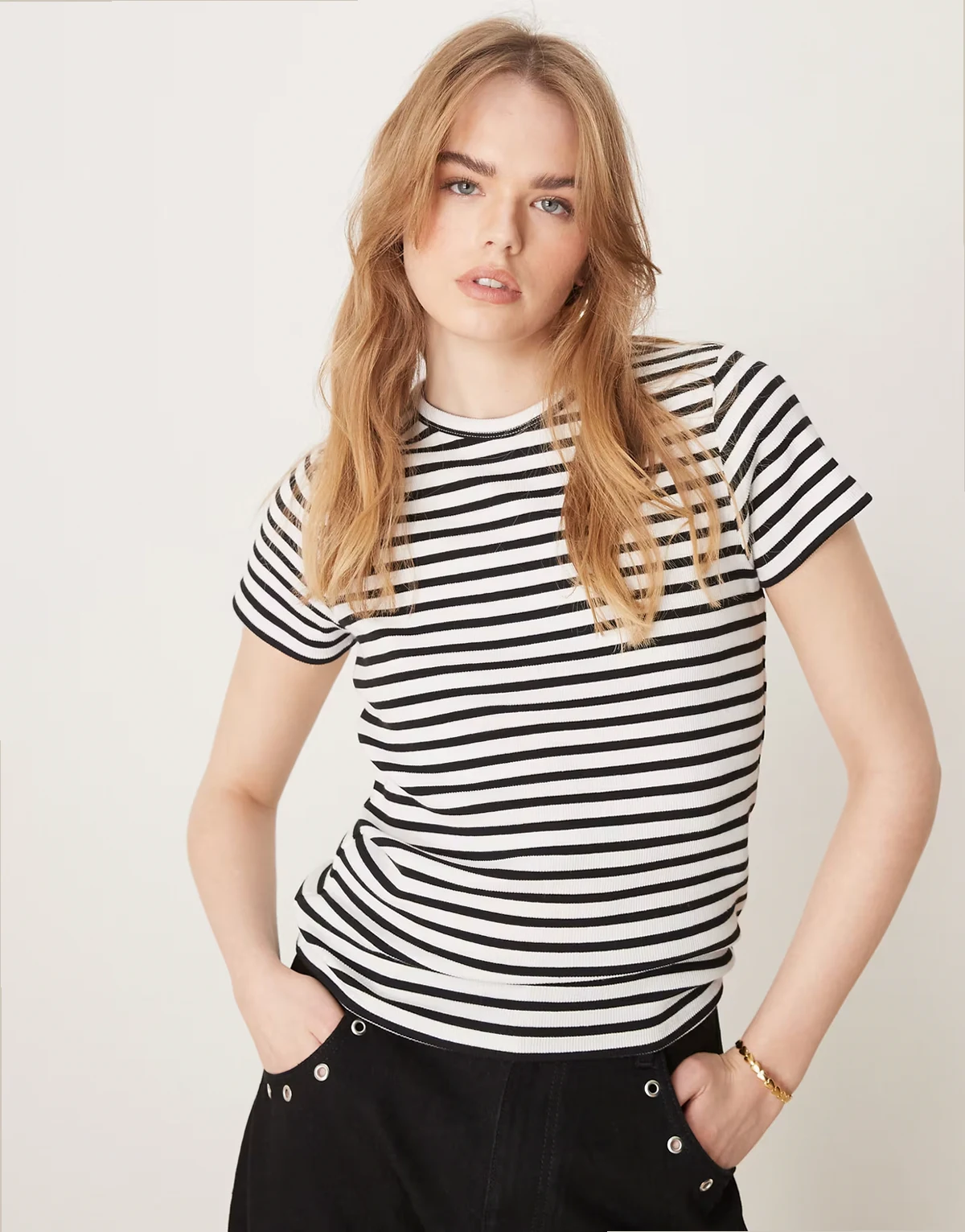 – Prążkowany T-shirt w czarno-białe paski