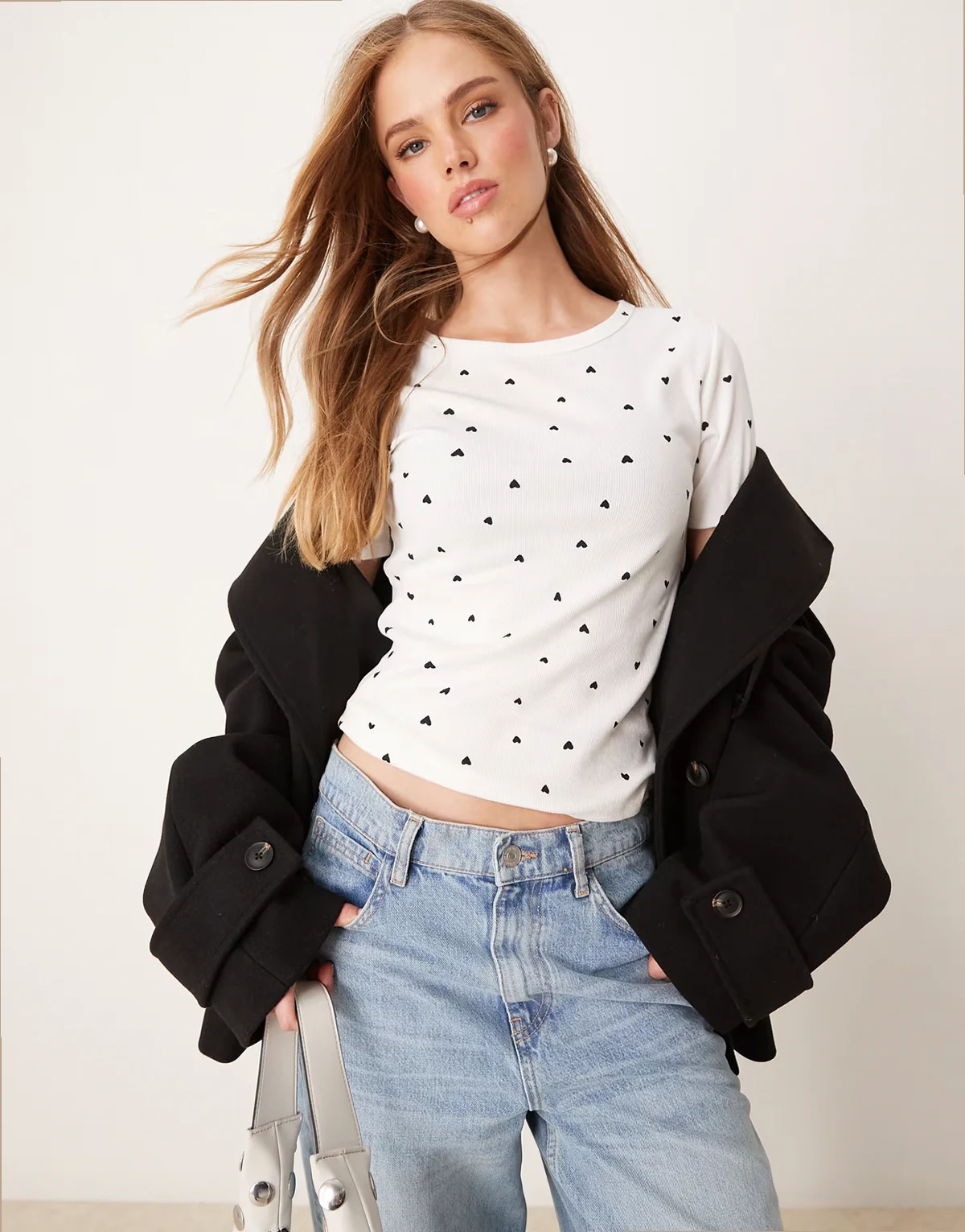 – Biały prążkowany T-shirt we wzór w serca