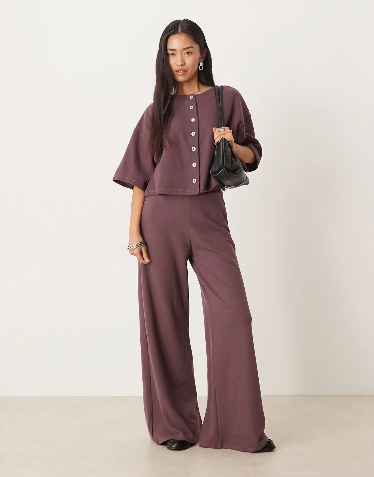 – Superweiche Hose in Pflaume mit weitem Bein