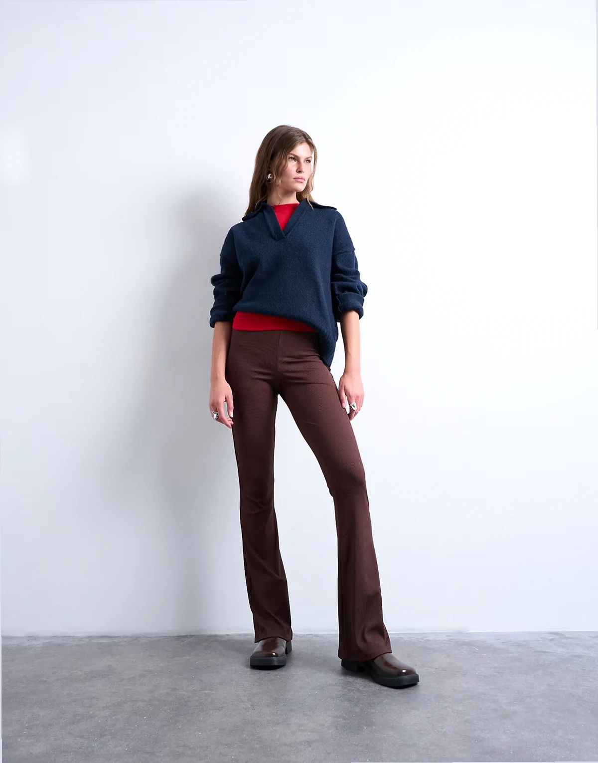 – Gerippte Skinny-Fit-Schlaghose in Schokobraun