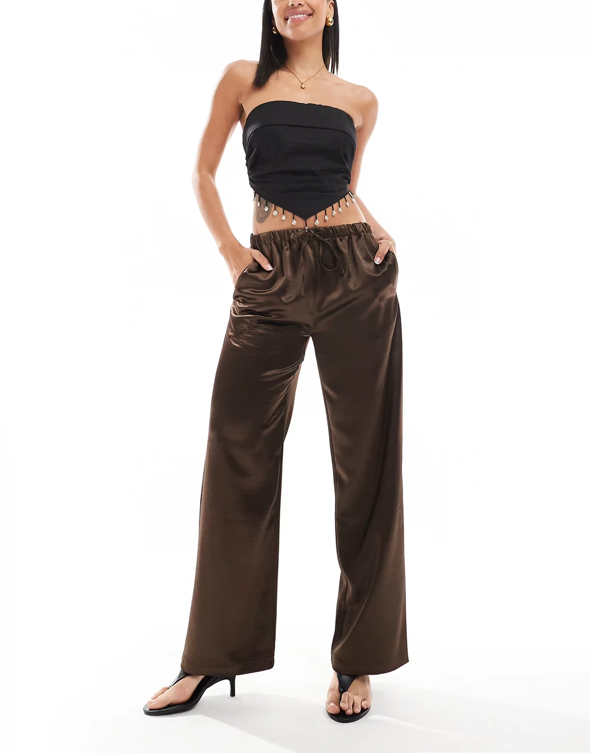 – Gerade geschnittene Hose aus Satin in Braun mit Bindegürtel