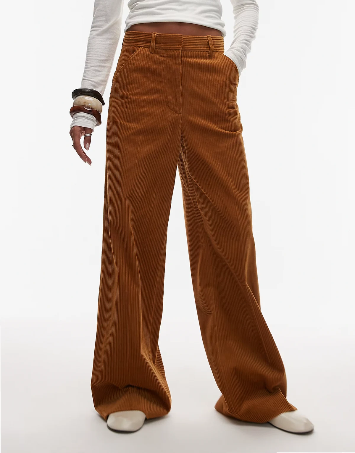 – Weite Cordhose in Braun mit figurbetontem Bund