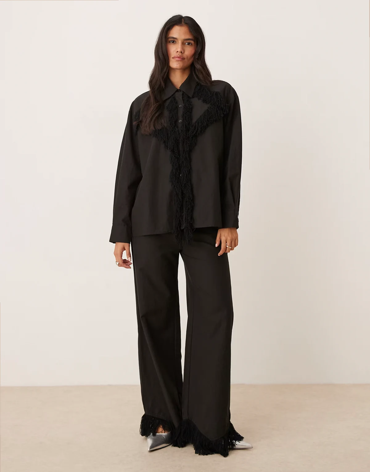 – Georgie – Czarne spodnie z frędzlami, część zestawu