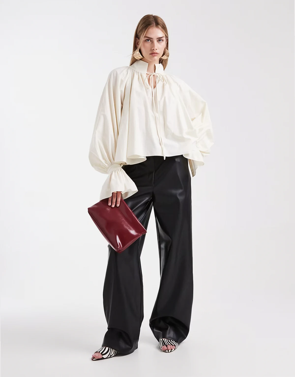 – Gerade geschnittene, minimalistische Hose aus Kunstleder in Schwarz