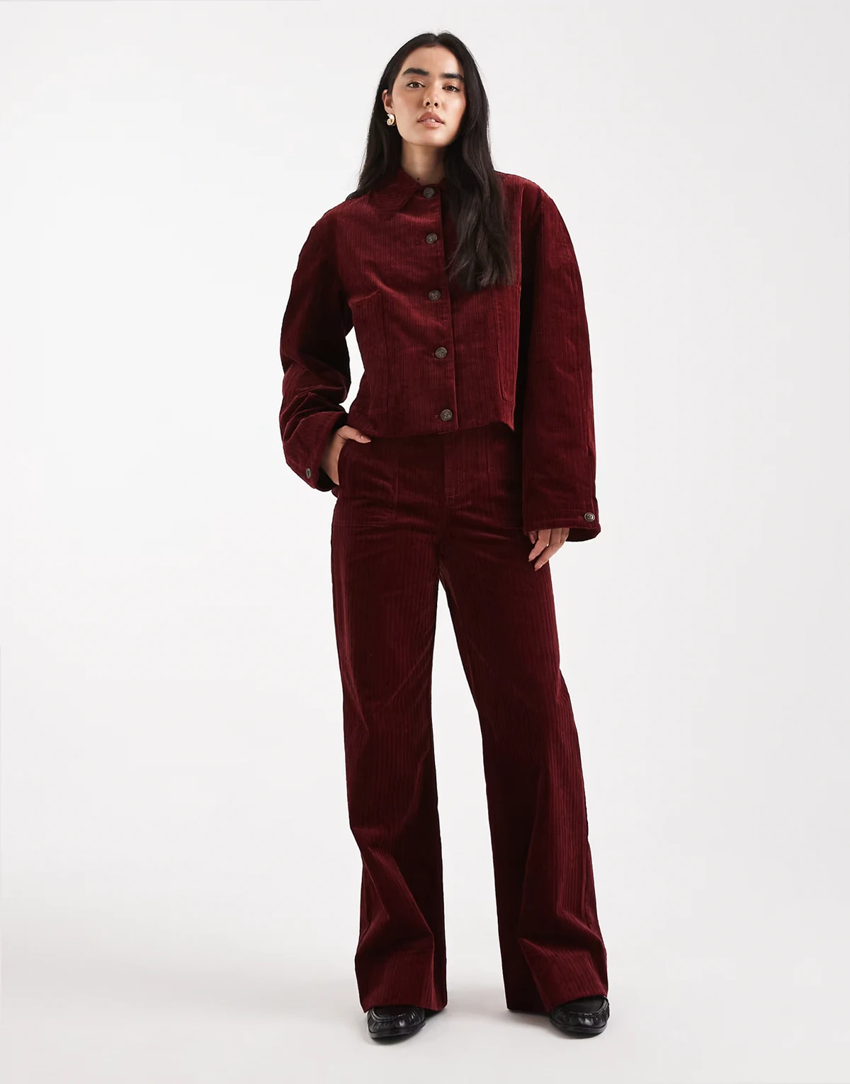 – Cordhose in Burgunderrot mit weitem Bein und Taschendetail