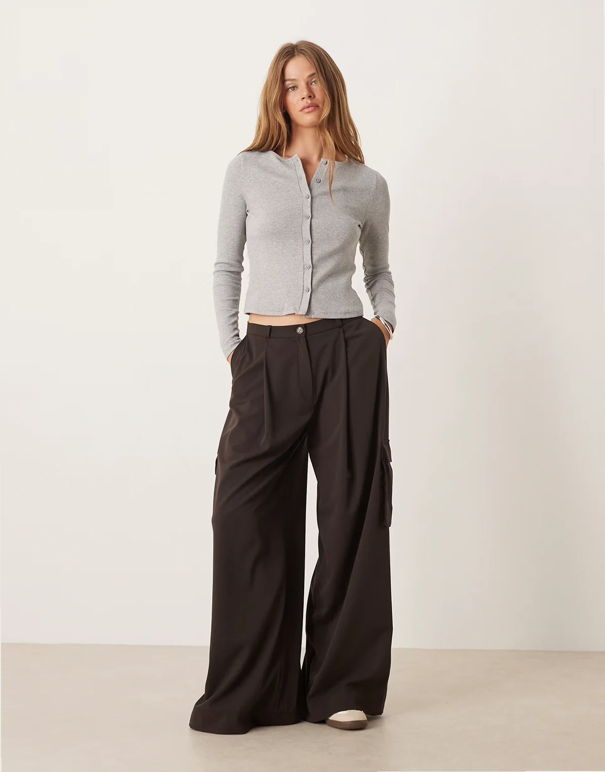 – Elegante Cargo-Hose in Schokoladenbraun mit weitem Bein
