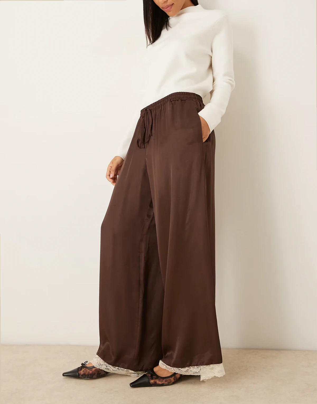 – Satinhose in Schokobraun mit weitem Bein und Spitzenbesatz