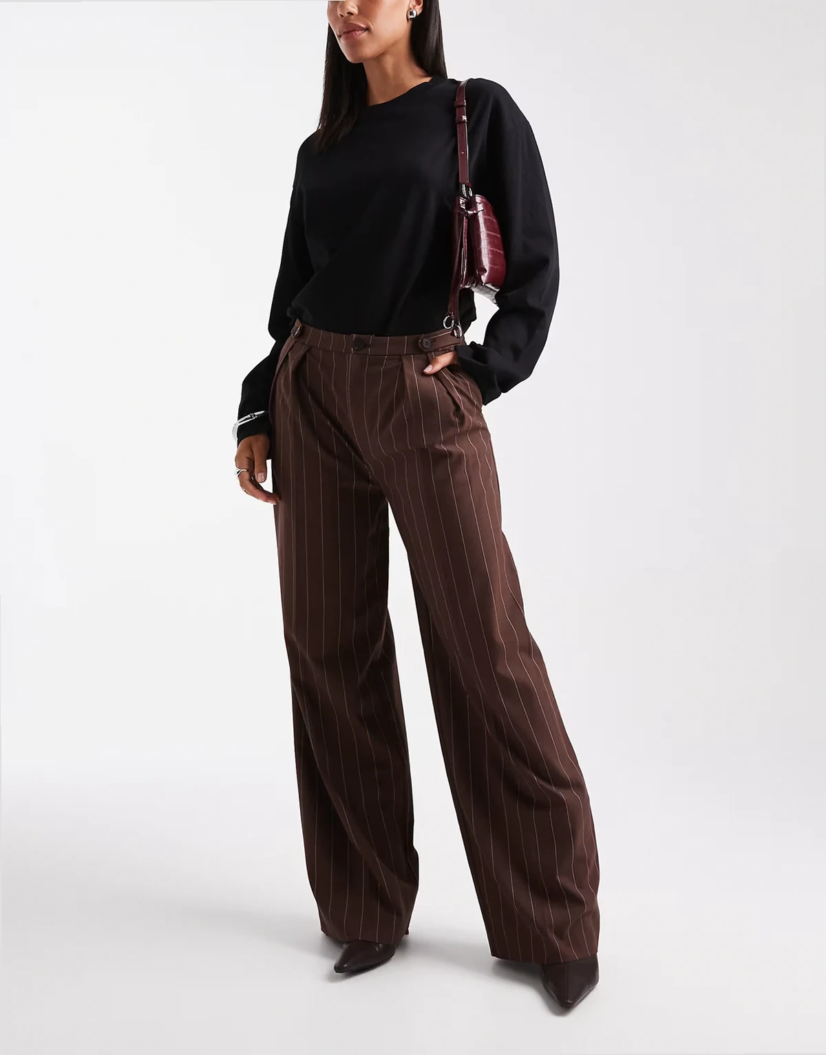 – Elegante Hose in braun gestreift mit weitem Schnitt und Lasche