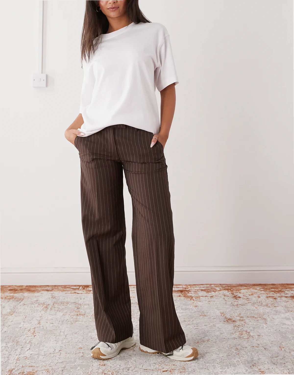 – Elegante Hose in Braun mit weitem Schnitt, hohem Bund und Nadelstreifen