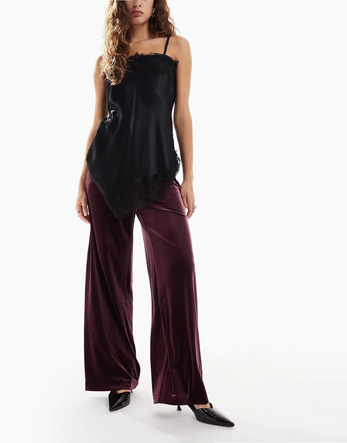 – Elegante Hose aus beerenrotem Samt mit weitem Bein