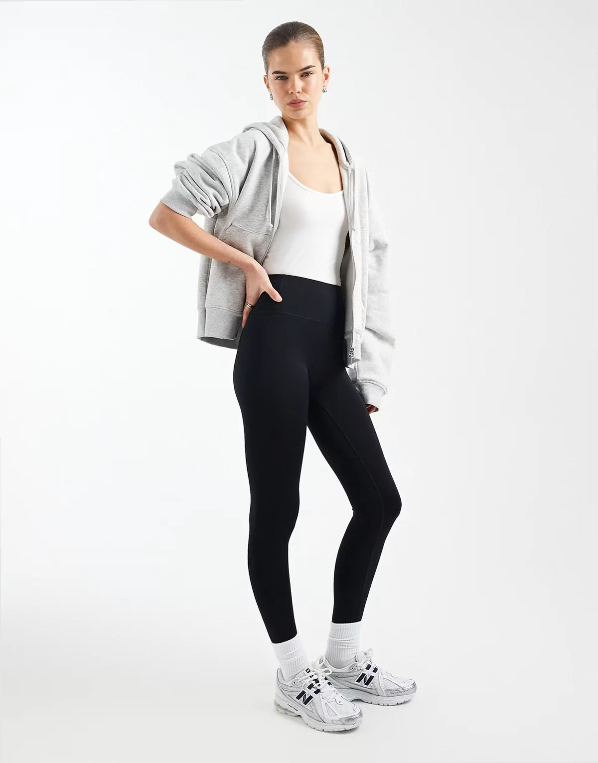 – Czarne legginsy