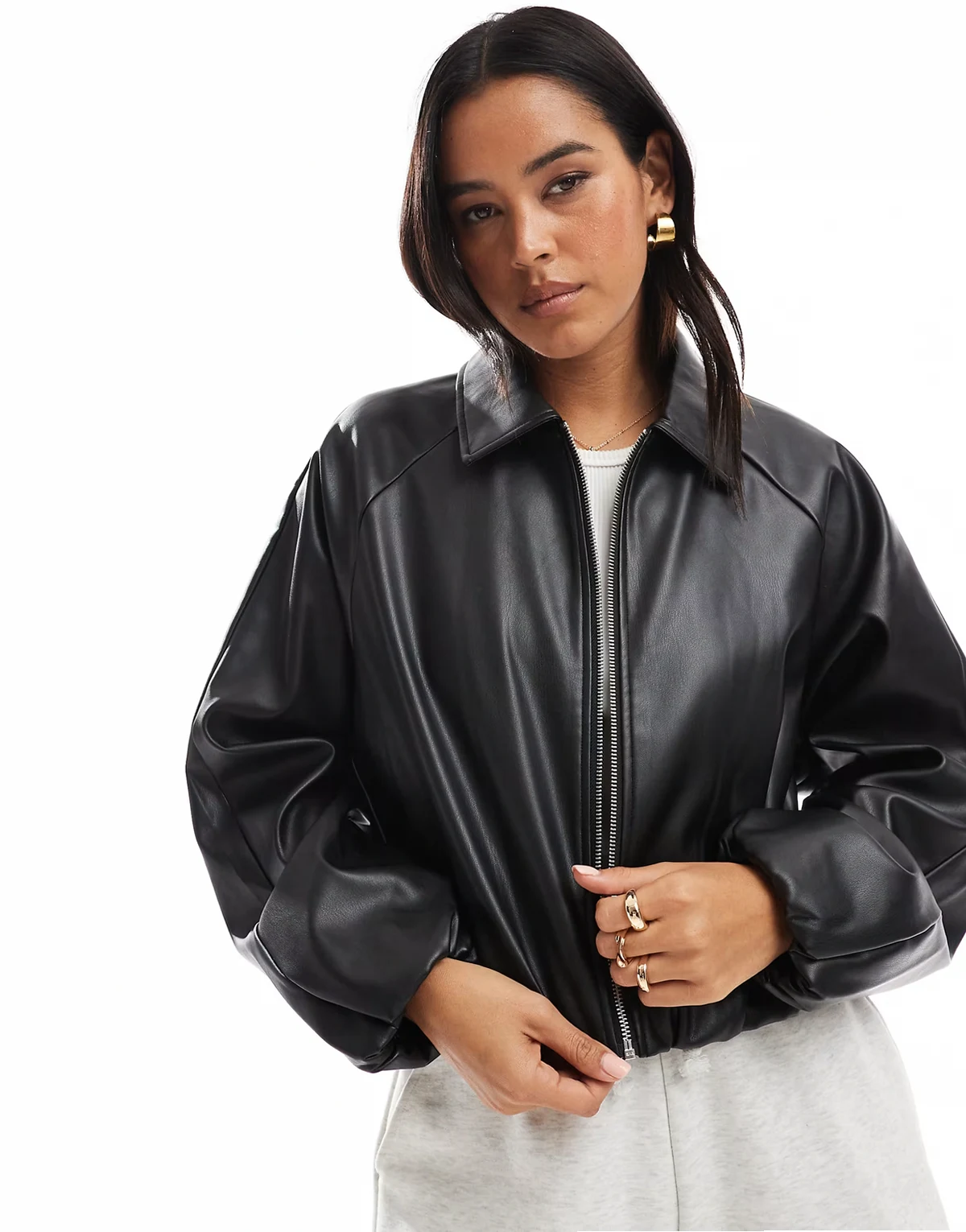 – Cropped Bomberjacke aus Kunstleder in Schwarz