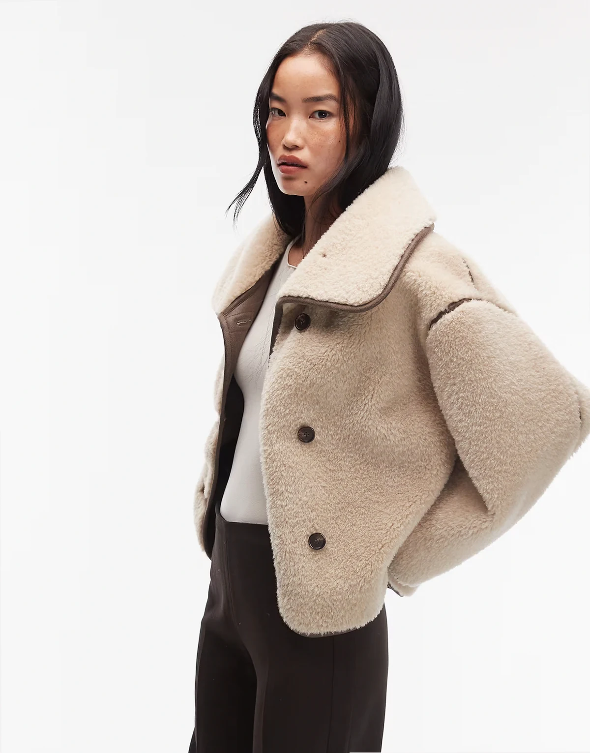 – Oversize-Jacke aus Lammfellimitat in Hellbeige mit Kontrasteinfassung in Braun