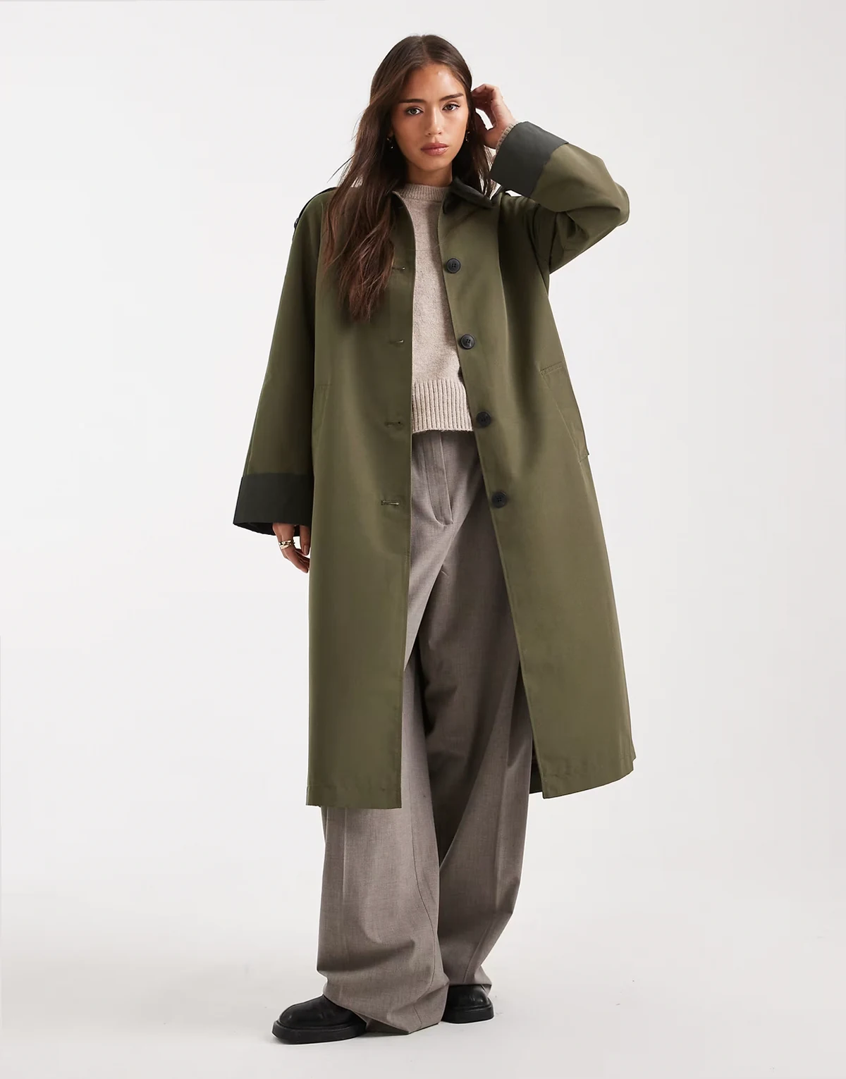 – Trenchcoat in Khaki mit Kontrastkragen und Knopfleiste