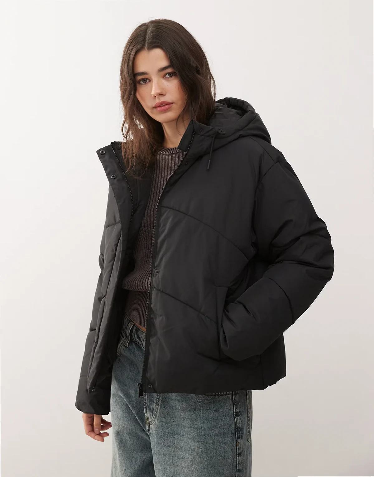 – Pufferjacke in Schwarz mit Kapuze