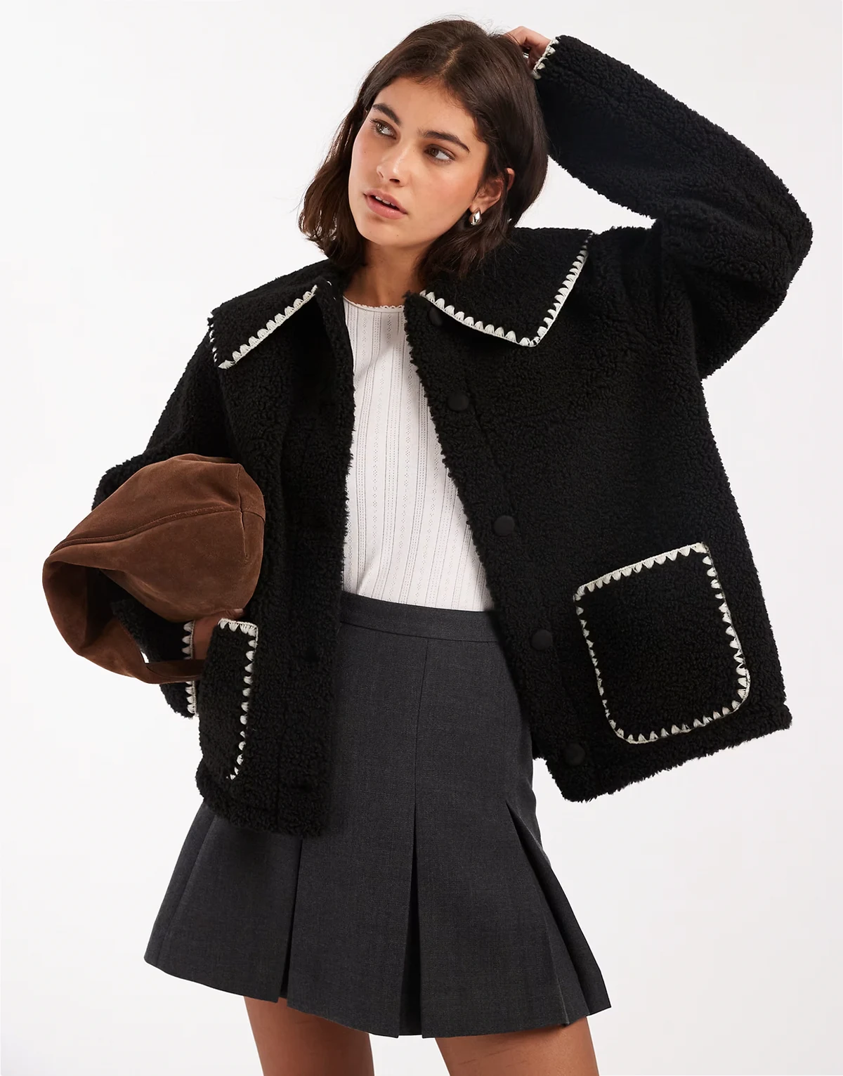 – Teddyfell-Jacke in Schwarz mit Langettenstich und Kragendetail
