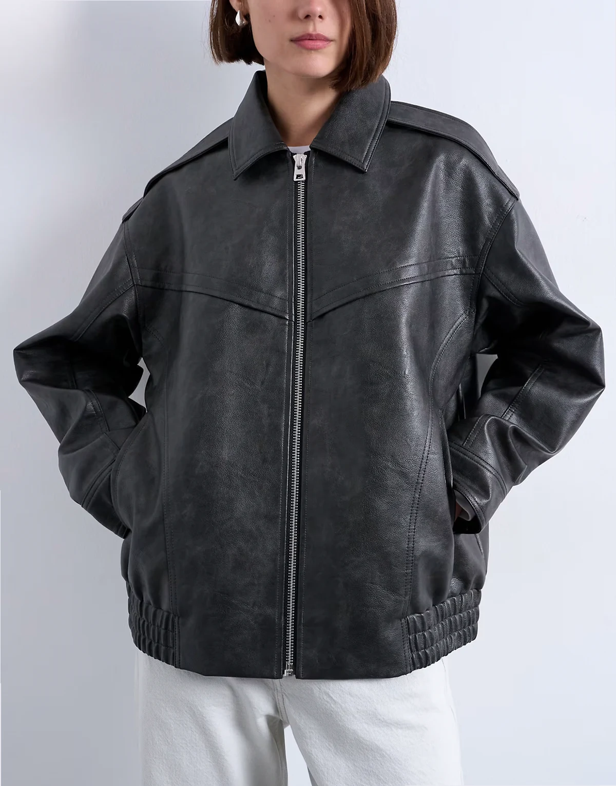 – Zapinana na zamek bufiasta kurtka bomberka oversize z imitacji skóry w spranym czarnym kolorze z ozdobnymi szwami w stylu vintage