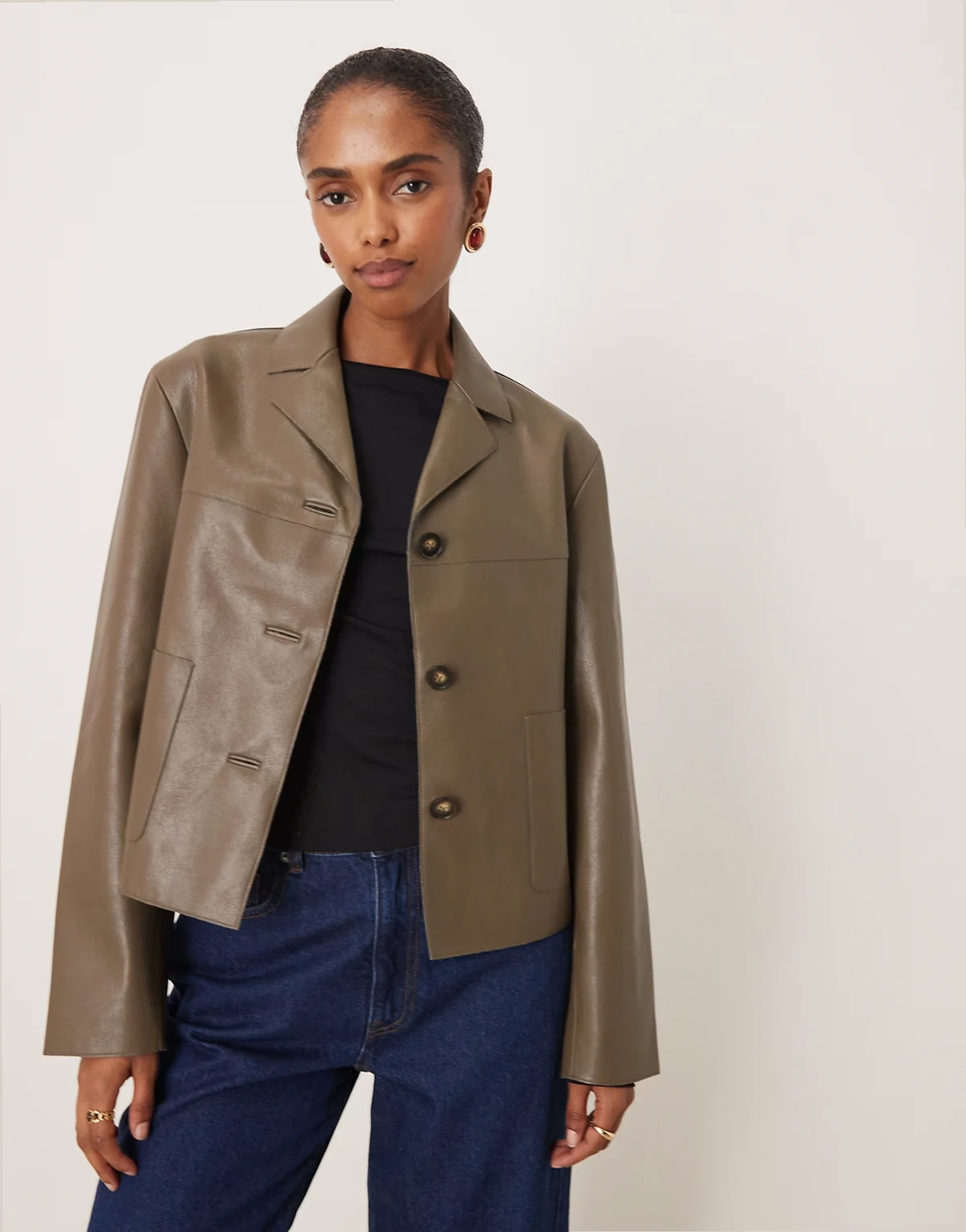 – Kurze Jacke aus Kunstleder in Khaki