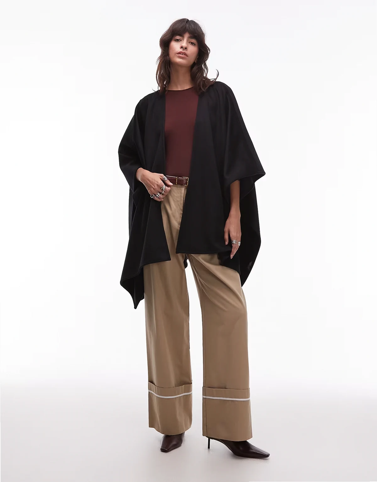 – Cape aus Wolle in Schwarz
