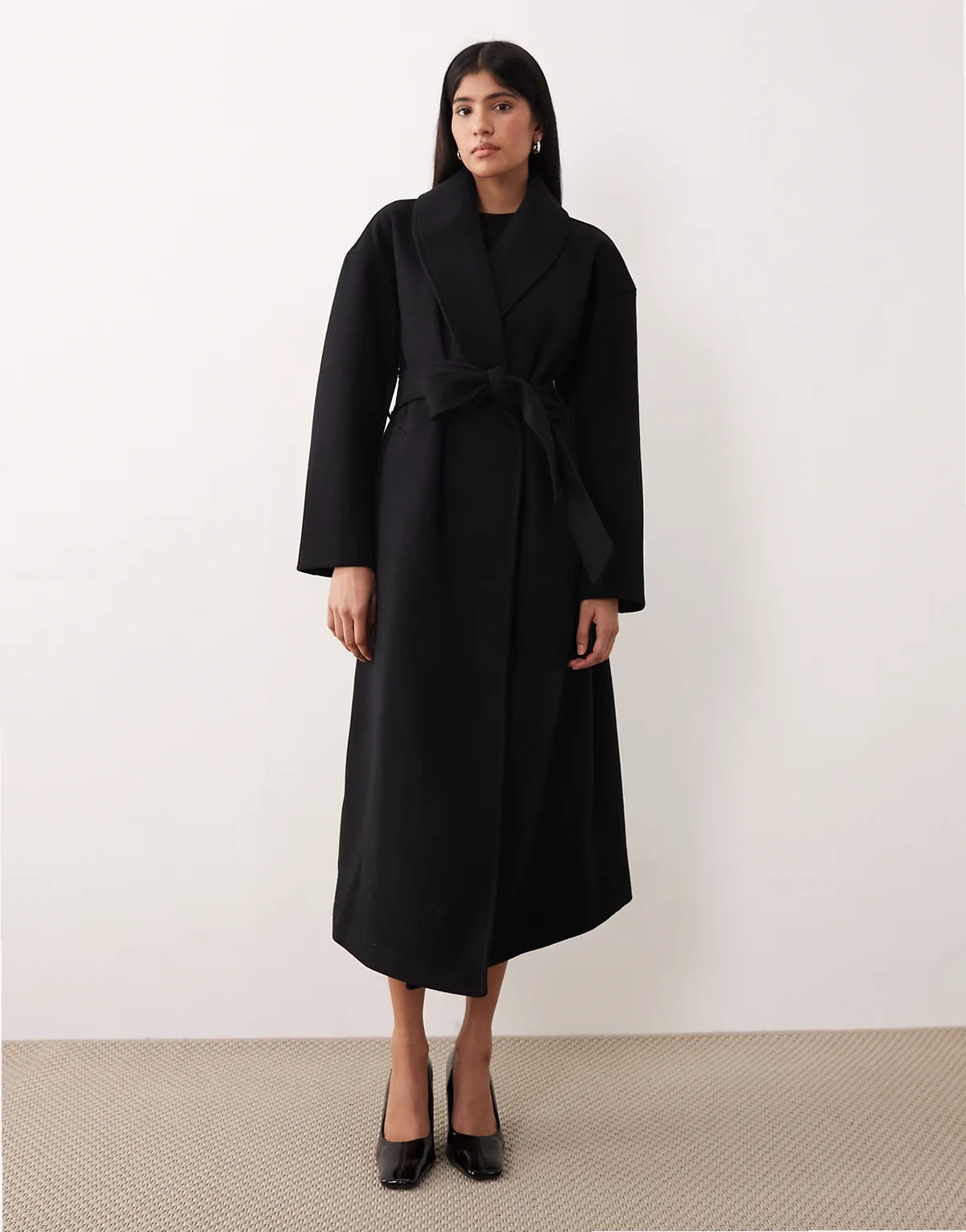 – Langer Midi-Mantel in Schwarz mit Schalkragen