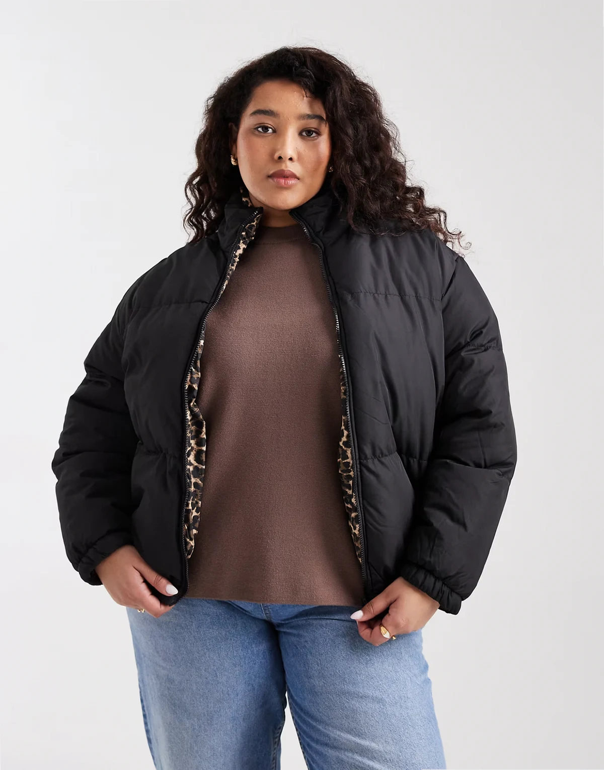 reversible short puffer jacket in black and leopard print