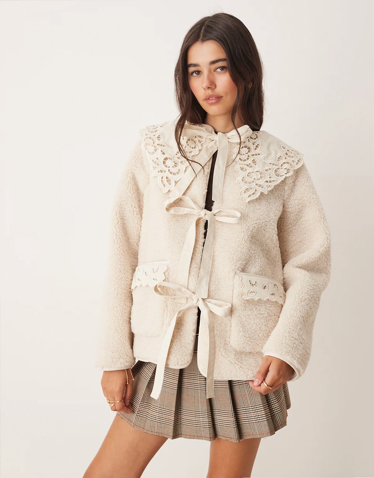 – Teddyfell-Jacke in Cremeweiß mit Kontrastkragen und Bindedetail