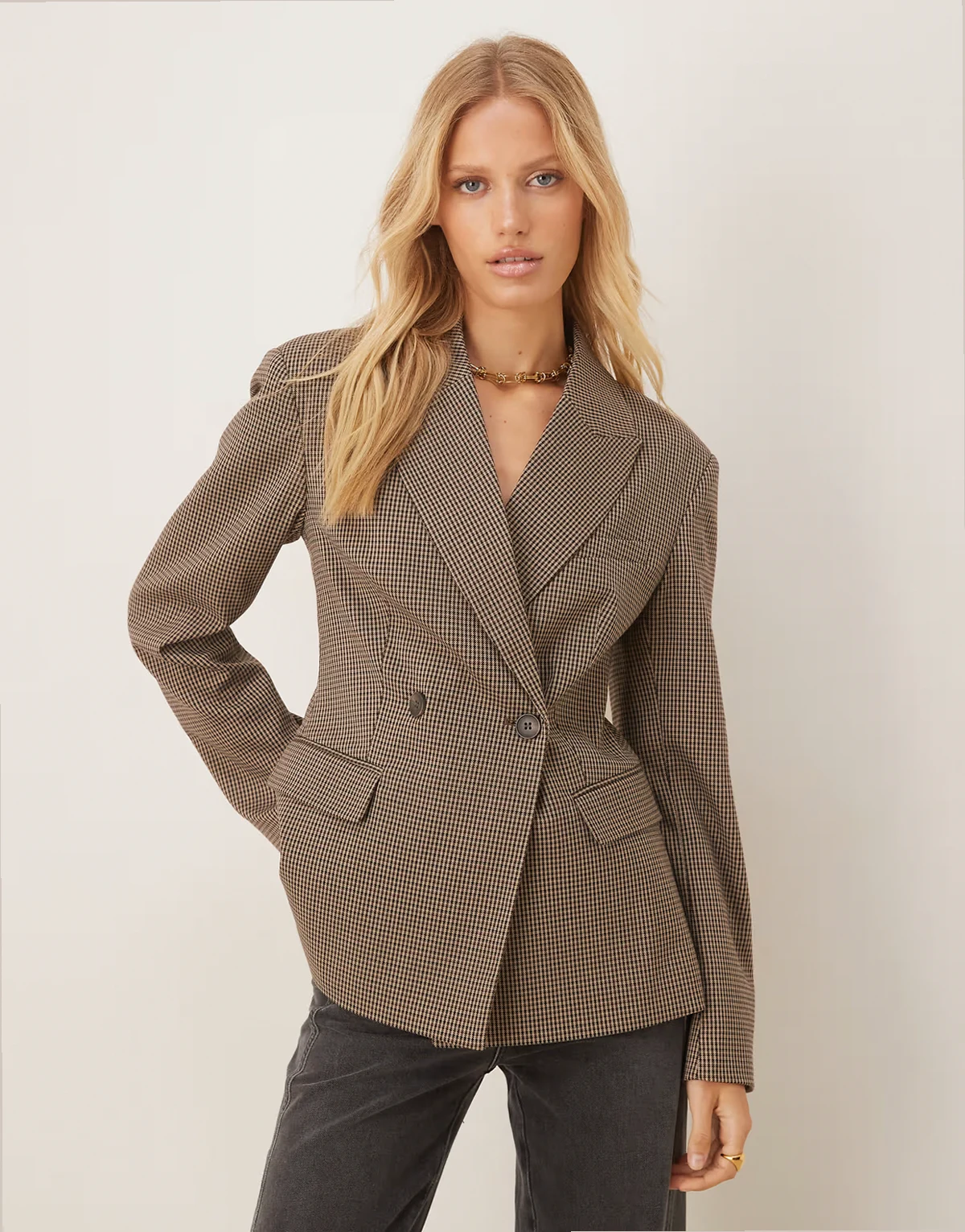 – Geformter, karierter Blazer in Braun mit Schulterpolstern
