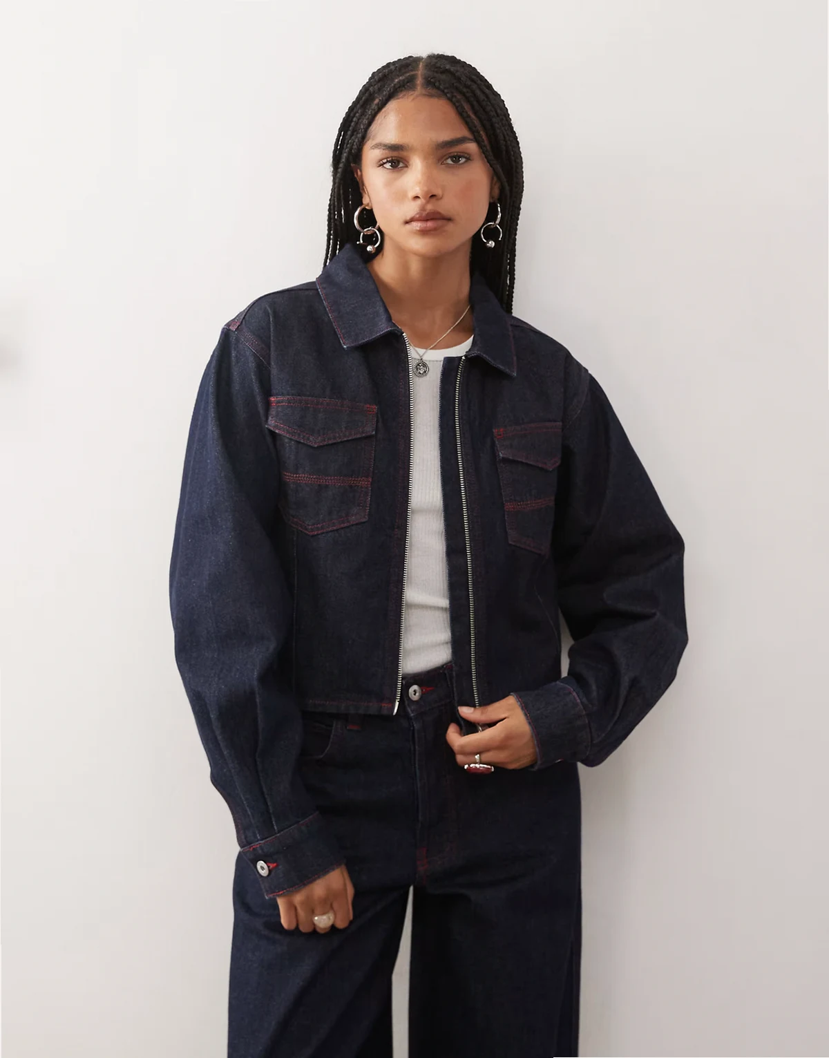 – Figurbetonte Jeansjacke im Stil der 90er in Rinse-Waschung mit Schnallenriemen